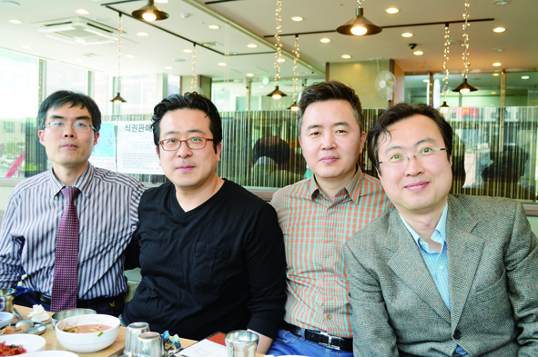 왼쪽부터 이창석 원장, 송정우 원장, 허수복 회장, 배성빈 원장.