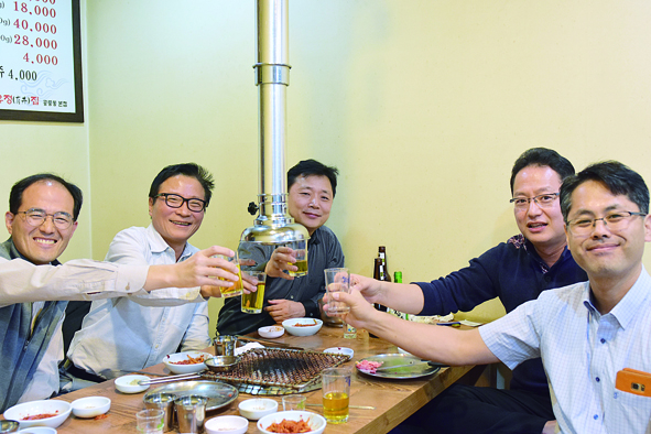 ‘공릉역 4번 출구 모임’ 참석자들이 술과 서로의 정을 잔으로 나누고 있다.