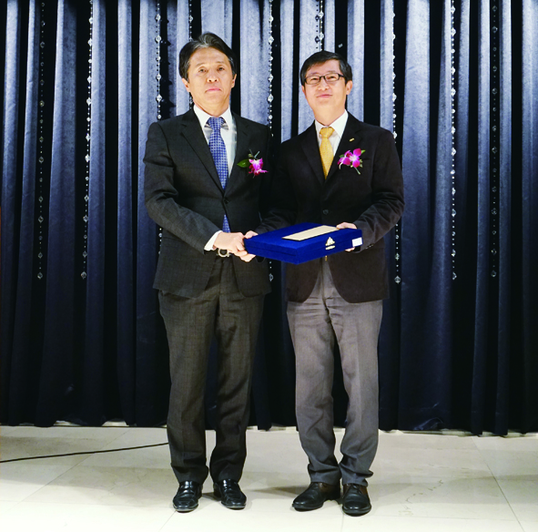 (사진 오른쪽)올해 자랑스런 동문상을 수상한 송민호 치협 기획이사.