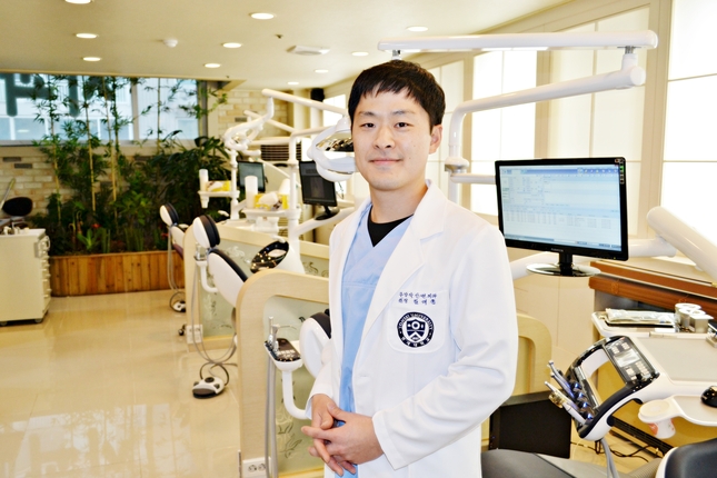 함태훈 원장은 지난 1월 오래된 아버지의 치과 터에 자신 만의 치과를 재개원 했다. 계승과 창조의 접점을 찾는 것처럼 보였다.