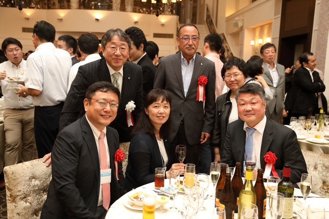 한국치의학교육평가원 대표단이 일본 학회 측 관계자들과 기념촬영을 했다.(사진 맨 왼쪽 김경년 위원장, 맨 오른쪽 이재일 원장)