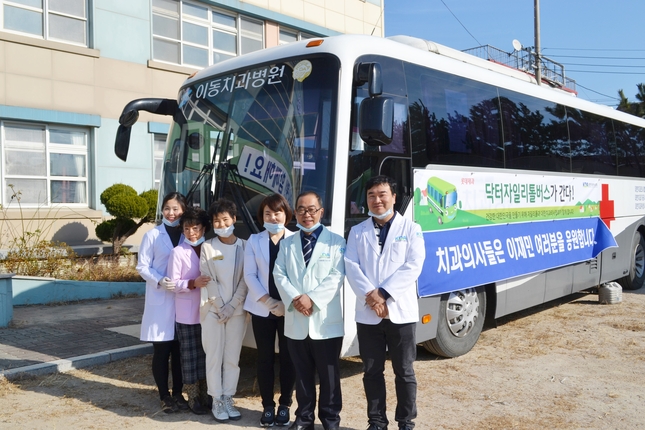 치협 대외협력위원회가 지난 11월 18일 목포 소망장애인복지원을 찾아 롯데제과와 함께 닥터자일리톨버스가간다 캠페인을 진행했다.