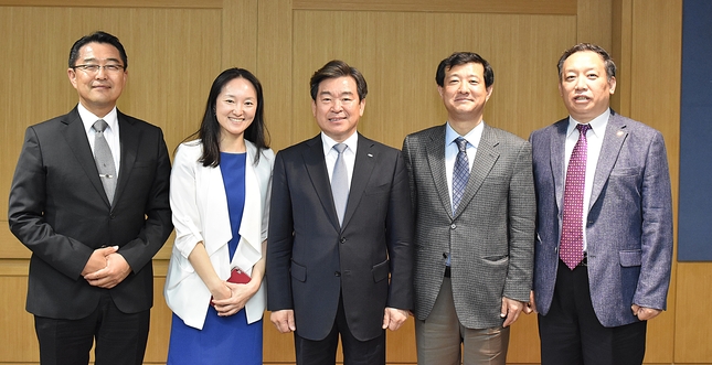 사진 왼쪽부터 김용호 공보이사, 김민정 이사, 김철수 협회장, 김 욱 이사, 장재완 이사.