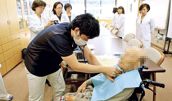 일본은 노인의 전신건강을 향상시키는 데 목표를 두고 치과치료의 개념을 확장하고 있다. 사진은 일본 의료진이 섭식연하장애를 진단하기 위해 내시경 치료를 진행하는 모습.