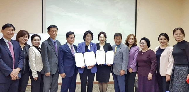 지난 5일 장순희 KORI 회장과 임원들이 몽골교정연구회 측과 교육지원사업을 위한 협약을 체결했다.<한국치과교정연구회 제공>