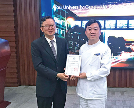 송승일 아주대 치과학교실 구강악안면외과 교수(왼쪽)와 崔念暉 북경대 구강병원 구강악안면외과 교수.<아주대 치과학교실 제공>