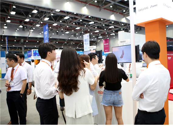 오스템임플란트가 ‘DIDEX 2019’에서 다양한 제품군을 공개했다.
