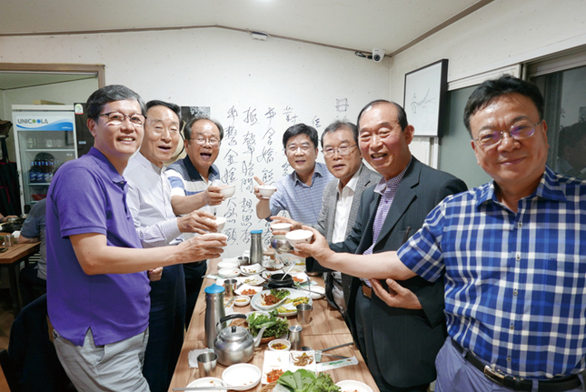 나라사랑 막걸리사랑 치과의사동호인회는 지난 19일 정례모임을 열었다. 참석자들이 건배를 외치면서 회의 상징인 막걸리 한 잔씩을 들고 있다.<안정미 기자>
