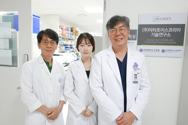 최종훈 교수가 연구원들과 함께 연세대 내 위치한 닥터초이스코리아 기술연구소 앞에서 포즈를 취했다. 사진 왼쪽부터 김재영 박사, 황보나경 연구원, 최종훈 교수.