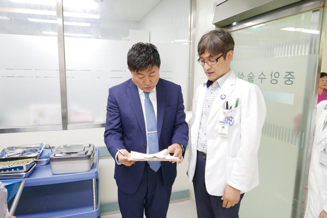 지난 8월 23일 인제대학교상계백병원 현장 실태조사에 나선 안형준 수련고시이사가 현장을 둘러보고 있다.<전수환 기자>