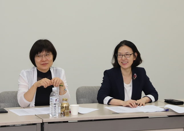 박인임 위원장(사진 오른쪽)과 장복숙 문화복지이사가 참석자들의 의견을 듣고 있다.<윤선영 기자>
