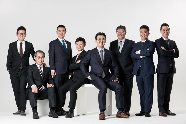 좌측으로부터 조성근 원장(더웰치과), 김평식 원장(수원 초이스치과), 황성연 원장(목동 사람사랑치과), 이동균 원장(목포 미르치과병원), 신동렬 원장(강남 루덴치과), 최성백 원장(파스텔치과), 송유석 원장(아산 온아치과), 유기영 원장(남상치과) <출처: APEX>
