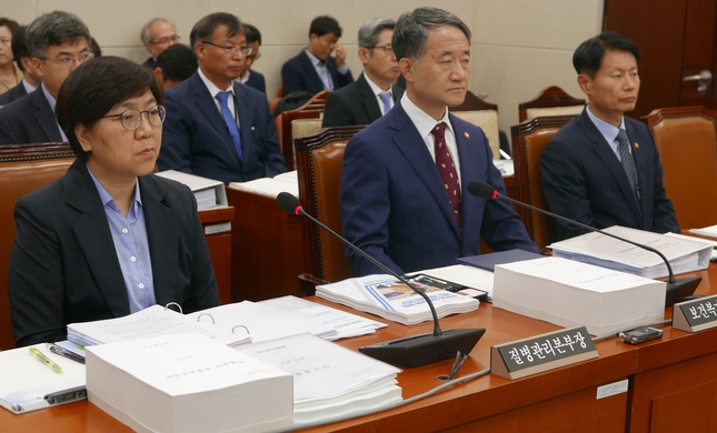 (왼쪽부터) 정은경 질병관리본부장, 박능후 보건복지부 장관, 김강립 보건복지부 차관이 의원들의 발언을 경청하고 있다.