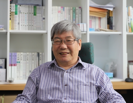 신덕재 얼치 고문이 필리핀 정부로부터 표창장을 수상한 소감을 밝혔다.<유시온 기자>