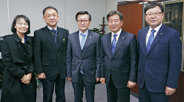 김철수 협회장과 김영만 부회장이 윤일규 의원과 간담회를 진행한 가운데 보건복지부 관계자도 참석했다.<김용재 기자>