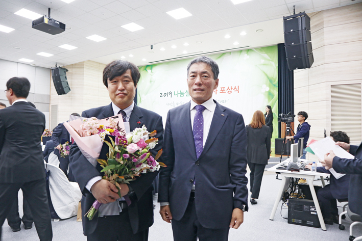 최성운 대전지부 사무국장(왼쪽)이 이웃사랑을 실천한 공로로 대전시장상을 수상했다.<대전지부 제공>