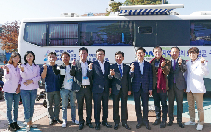 지난 9일 치협과 충남지부가 공동으로 아산시 장애인들을 위한 무료 구강검진을 진행, 큰 호응을 얻었다.<김용재 기자>