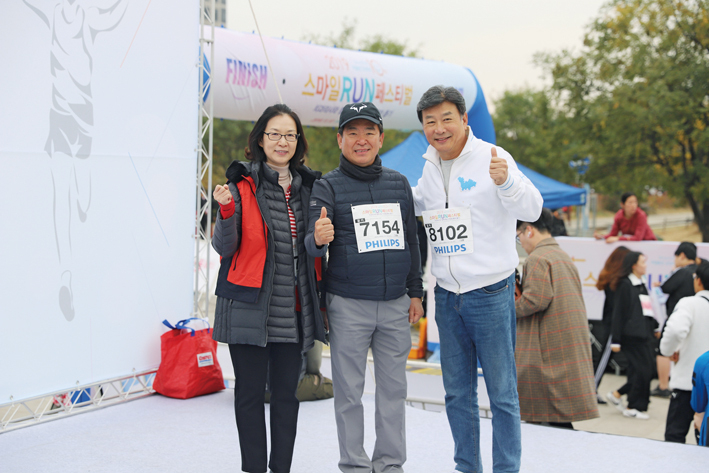 (사진 왼쪽부터) 박인임 조직위원장, 김철수 협회장, 길용우 치협 홍보대사가 파이팅을 외치고 있다.<천민제 기자>