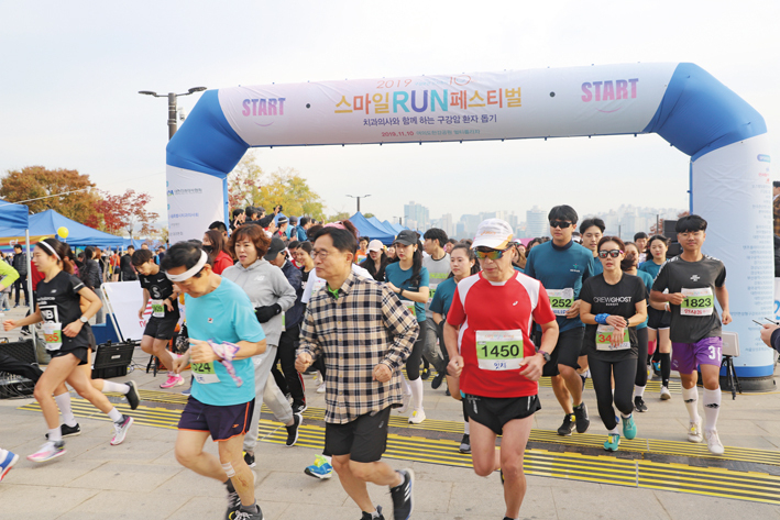 2019 스마일 RUN 페스티벌 참가자들이 역동적으로 출발하고 있다. 이번 대회에는 4500여명이 참가해 대성황을 이뤘다.&lt;천민제 기자&gt;