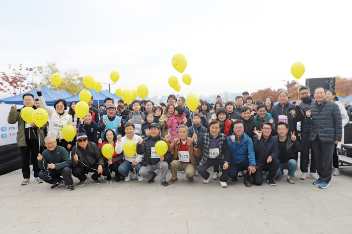 걷기코스에 참가한 스마일재단 초정 장애인들이 내빈들과 함께 노란풍선을 들고 한강변을 걸었다.&lt;천민제 기자&gt;