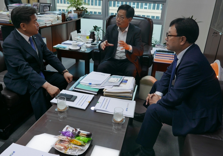김철수 협회장과 김영만 부회장이 오제세 의원에게 치의학연구원 설립 필요성에 대해 설명하고 있다.<김용재 기자>