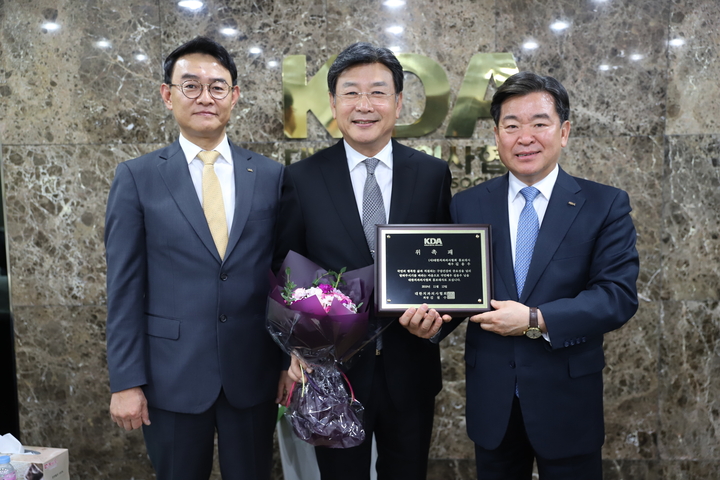 길용우 치협 홍보대사가 지난 13일 치과계의 이미지를 드높인 공로로 감사패를 수여 받았다. 왼쪽부터 이재윤 홍보이사, 길용우 홍보대사, 김철수 협회장.<김용재 기자>