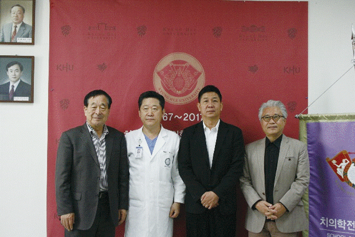미얀마 보건부 치무국장(사진 왼쪽에서 세 번째)이 지난 11월 5일 경희치대를 방문해 상호 발전방향에 대해 논의했다. <유시온 기자>
