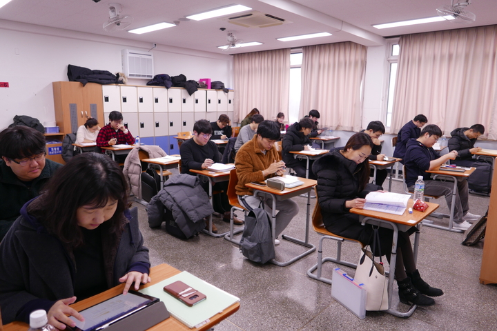 전문의시험 응시생들이 시험에 앞서 막바지 점검을 하고 있다. <전수환 기자>