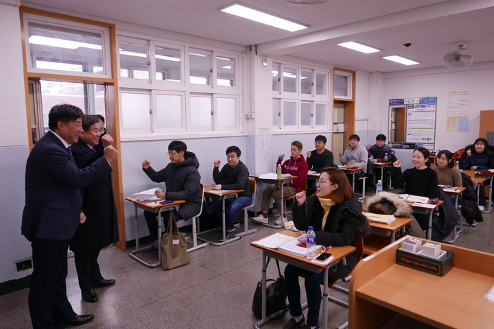 2일 오전 서울 덕수고등학교에서 실시된 제13회 전문의시험 시험장에서 김철수 협회장과 안형준 수련고시이사가 응시자들을 격려하며 함께 파이팅을 외치고 있다.<전수환 기자>