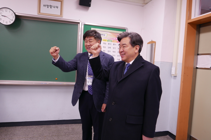 김철수 협회장과 안형준 수련고시이사가 각 시험장을 돌며 응시생들을 격려했다. <전수환 기자>