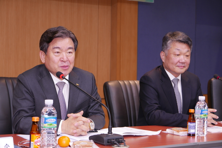 김철수 협회장(왼쪽)이 회의를 주재하고 있다.&lt;전수환 기자&gt;