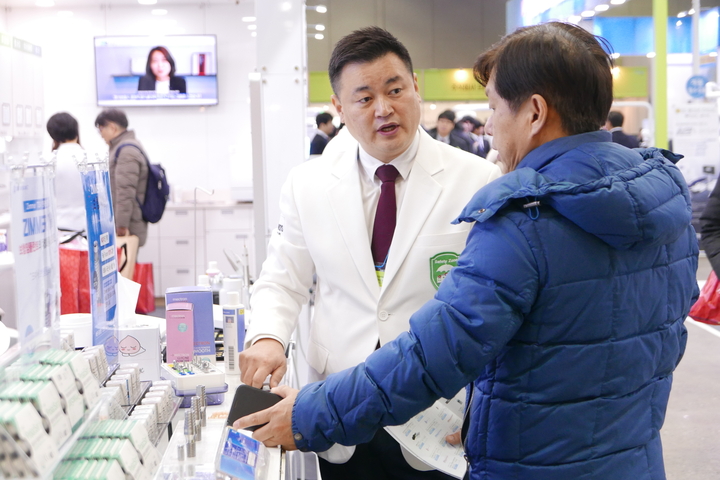 전시장에는 많은 인파가 몰렸으며, 직접 치과기자재를 살펴보고 업체 관계자로부터 설명을 들었다. <전수환 기자>