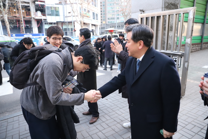 지난 15일 제72회 치과의사 국시가 치러진 용산공업고등학교에서 김철수 협회장이 응시생들을 응원하고 있다.<유시온 기자>