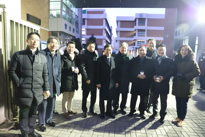 제72회 치과의사 국시가 지난 1월 15일 용산공고에서 치러진 가운데 많은 이들이 나와 응시생들을 응원하고 있다.<유시온 기자>