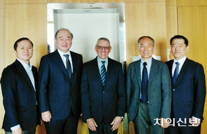 (왼쪽부터)설양조 총무이사, 구영 회장, 마이론 네빈스 교수, 최점일 교수, 신승윤 편집장<대한치주과학회 제공>