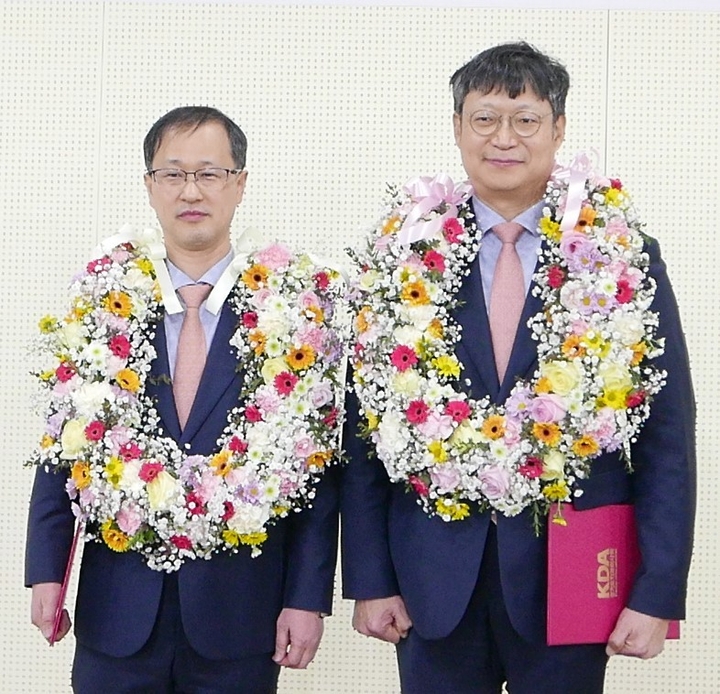최유성 회장 후보(사진 왼쪽)과 전성원 부회장 후보가 당선증을 받고 기념촬영을 하고 있다<윤선영 기자>
