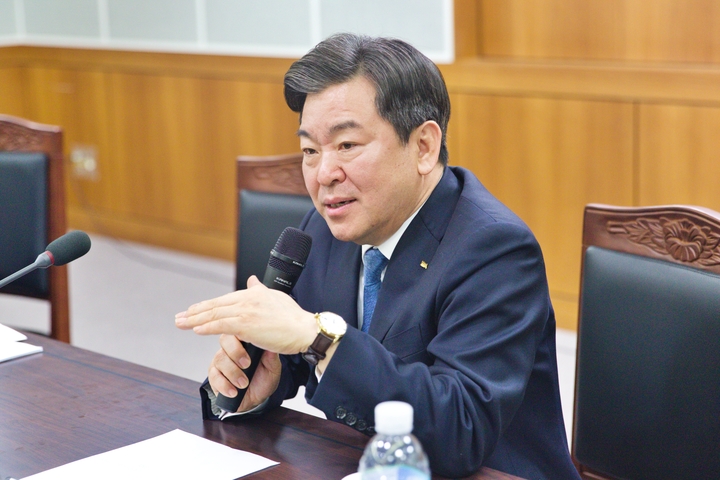 김철수 협회장이 현안에 대해 설명하고 있다.<최상관 기자>