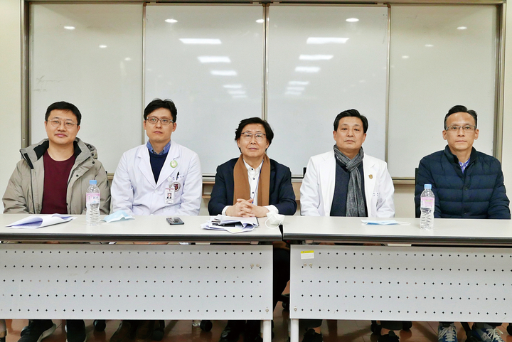 연수회 개최에 앞서 주최 측이 기자간담회 후 기념촬영을 했다.<최상관 기자>
