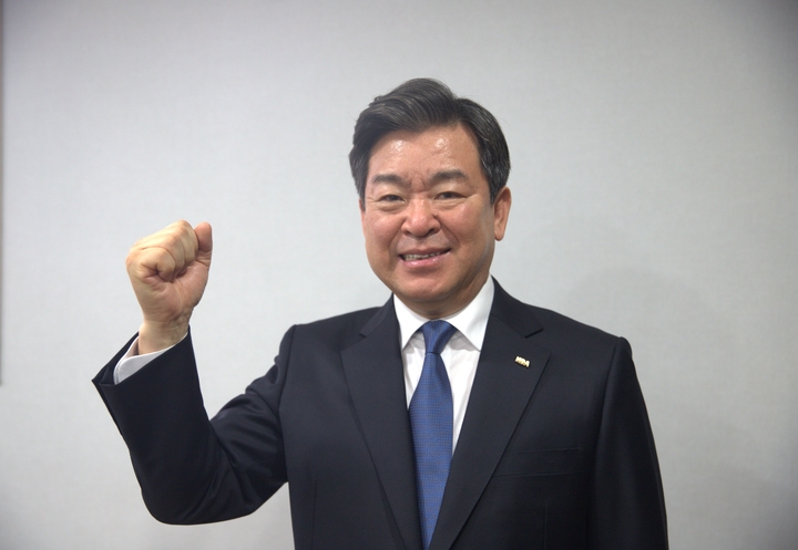 치협 31대 회장선거에 출마한 김철수 협회장이 화이팅을 외치고 있다. <김용재 기자>