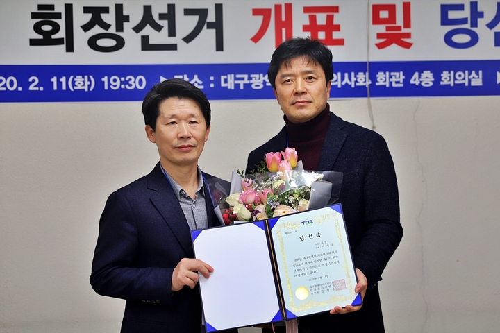 김성수 선관위원장(왼쪽)이 이기호 당선자에게 당선증을 건네고 있다.<최상관 기자>