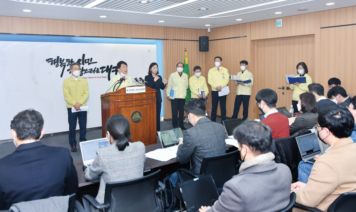 권영진 대구광역시장이 지난 21일 정례브리핑을 통해 코로나19 대응에 적극 임할 것을 밝혔다.<대구시청 제공>