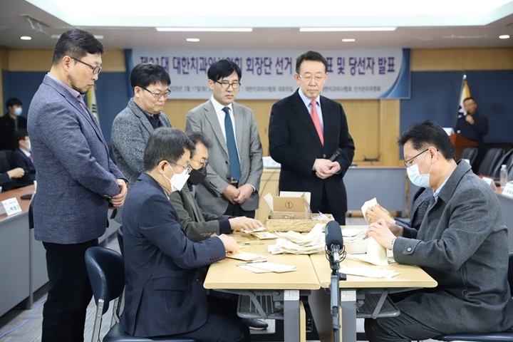 치협 선거관리위원회가 우편투표 개표를 진행하고 있다.<선거취재팀>