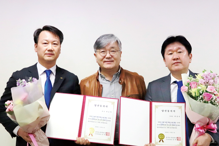 경기지부 선관위가 지난 25일 제34대 경기지부 회장단 재선거 당선증을 전달했다. 사진 왼쪽부터 나승목 회장 당선인, 김연태 선관위원장, 하상윤 부회장 당선인.<경기지부 제공>