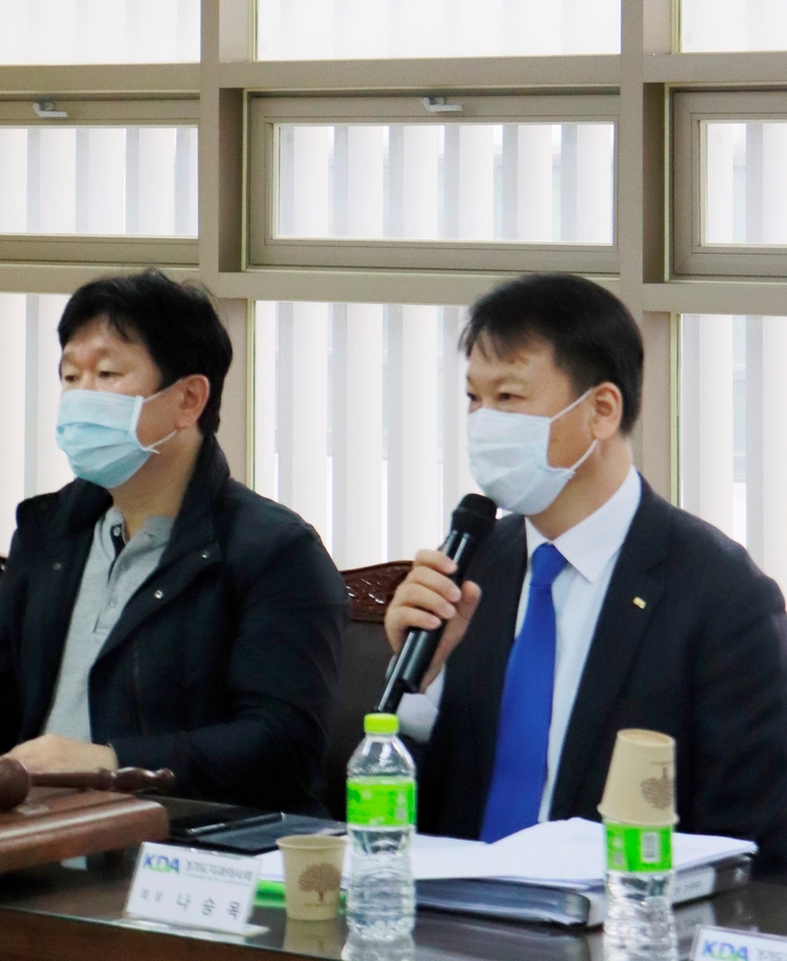 나승목 경기지부 회장(사진 오른쪽)이 인사말을 하고있다<경기지부 제공>