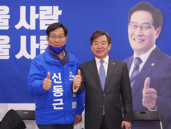 신동근 후보와 김철수 협회장이 재선을 기원하는 화이팅을 외치고 있다.<전수환 기자>