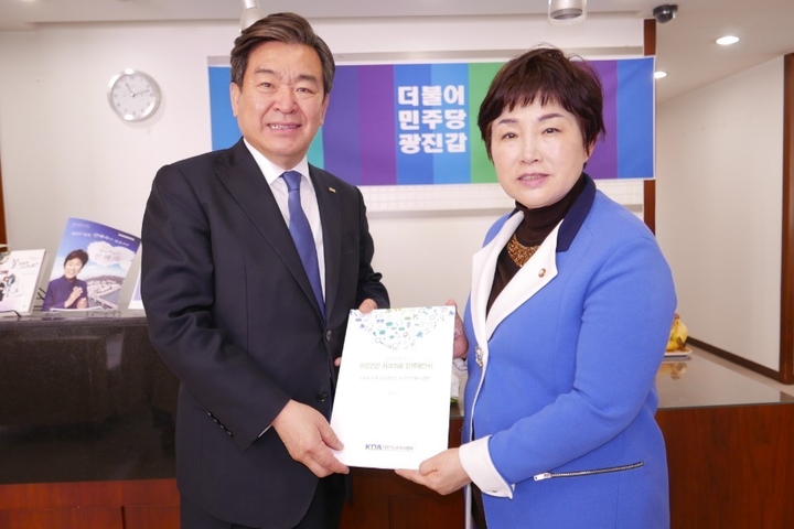 김철수 협회장이 제21대 국회의원 선거 서울광진구갑에 출마한 전혜숙 의원(국회 행정안전위원장)을 방문, 응원메시지를 전달했다<전수환 기자>