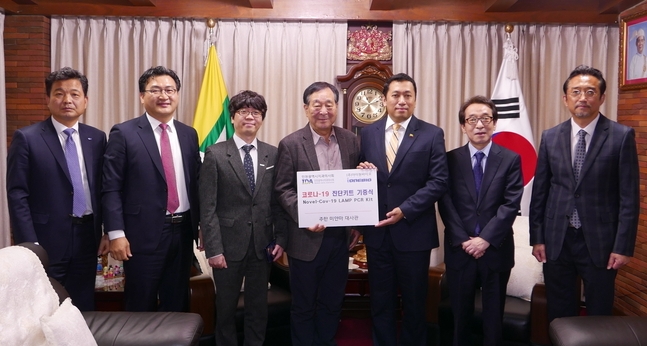 인천지부가 지난 20일 주한 미얀마대사관을 찾아 코로나19 진단키트 및 마스크를 전달했다. 이정우 회장 등 방문단이 딴 신 미얀마 대사와 기념촬영을 했다. 사진 왼쪽부터 김수웅 인천시치과기공사회장, 이정우 인천지부 회장, 김민배 아이원바이오 대표이사, 임종성 원장, 딴 신 미얀마 대사, 이상호 인천지부 명예회장, 정혁 인천지부 명예회장.<전수환 기자>
