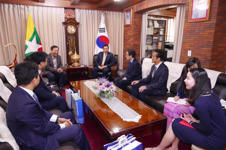 인천지부 방문단이 딴 신 미얀마 대사와 환담을 나누고 있다.<전수환 기자>