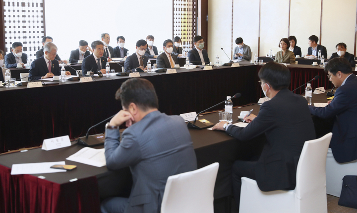 정부는 8일 코로나19 치료제·백신개발 범정부 지원단 회의를 개최했다.