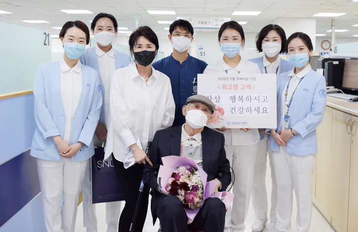 서울대치과병원이 지난 8일 어버이날에 내원한 환자들에게 카네이션을 전달하며 쾌유를 빌었다.<서울대치과병원 제공>